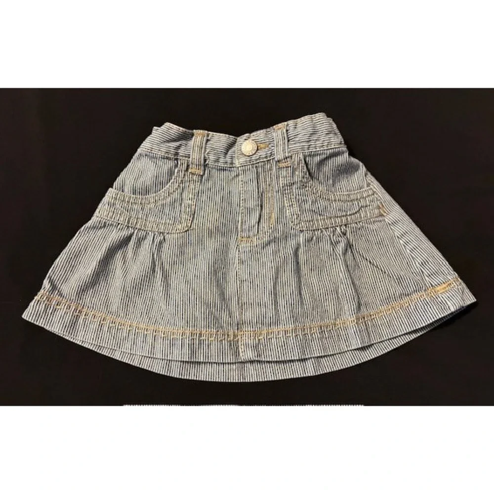 Old navy skirt, size 6-12 months, zip and snap closure 